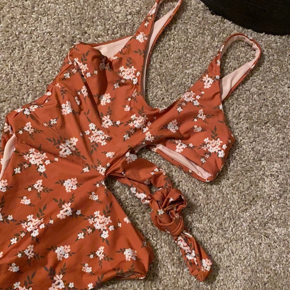 Super cute One piece swimsuit worn once perfect condition - Picture 4 of 5